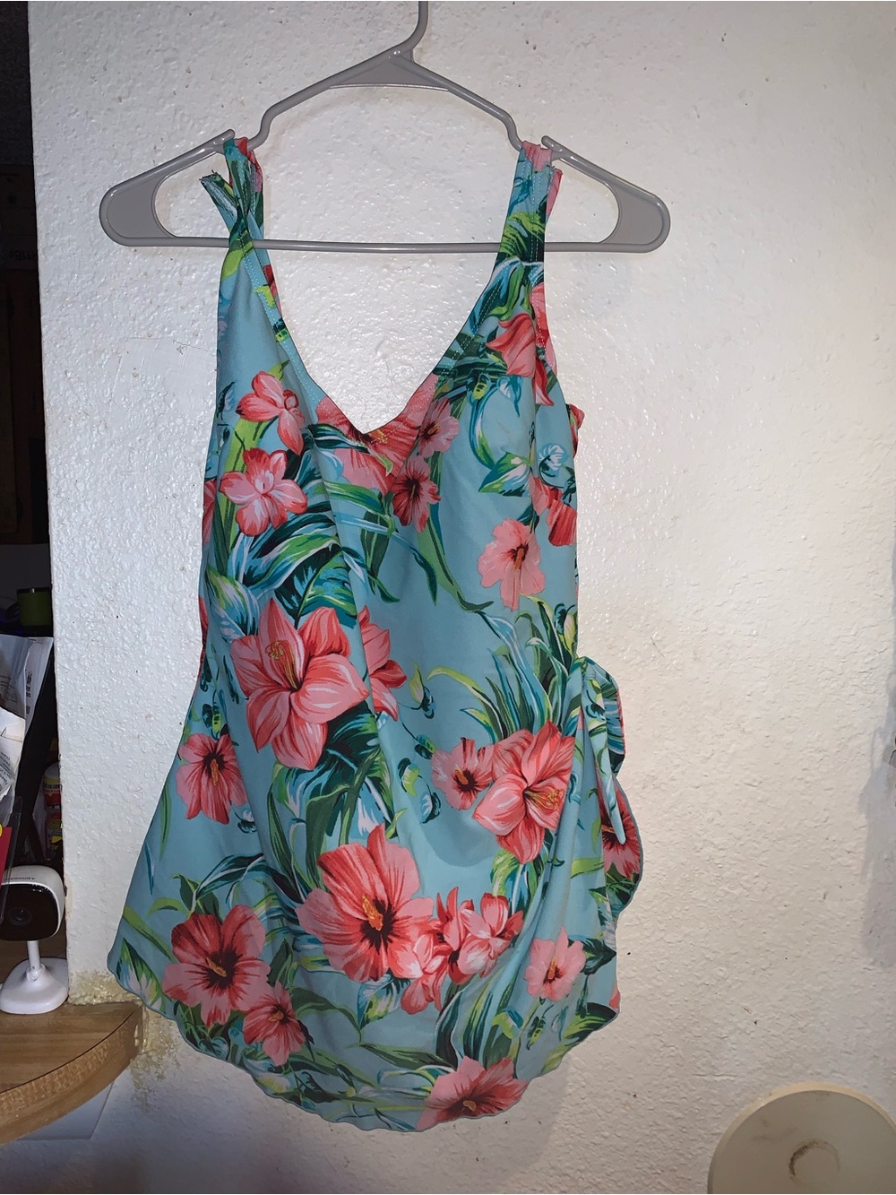Sleeveless Floral V-Neck Camisole in Aqua with Pink Hibiscus